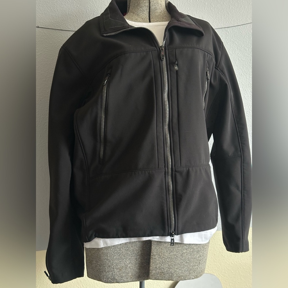 Women’s UNIQUE Swiss made outdoor JACKET. Black XL Waterproof Zip up NOW
$18